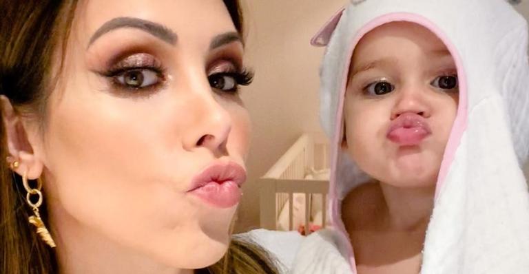 Bella Falconi se diverte com filha caçula ”dando aula” de exercícios físicos e encanta web