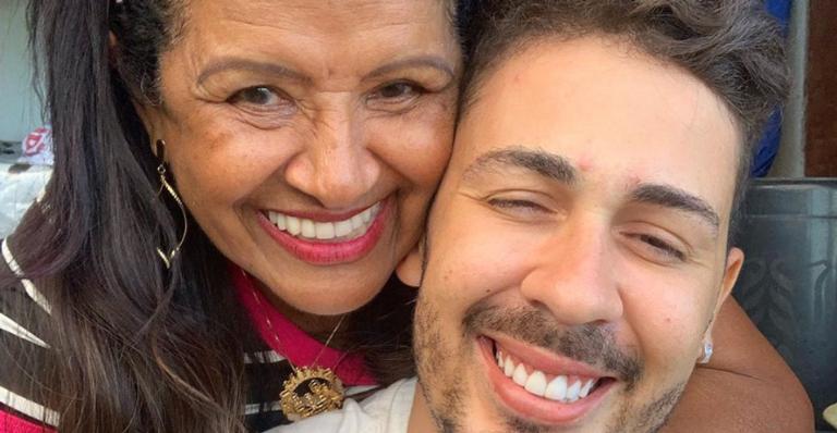 Carlinhos Maia se declara a mãe em post na web: ”Num parece um desenho animado essa minha mãe?”
