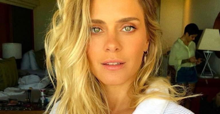 Carolina Dieckamann posa de ponta cabeça em posição de yoga e surpreende web