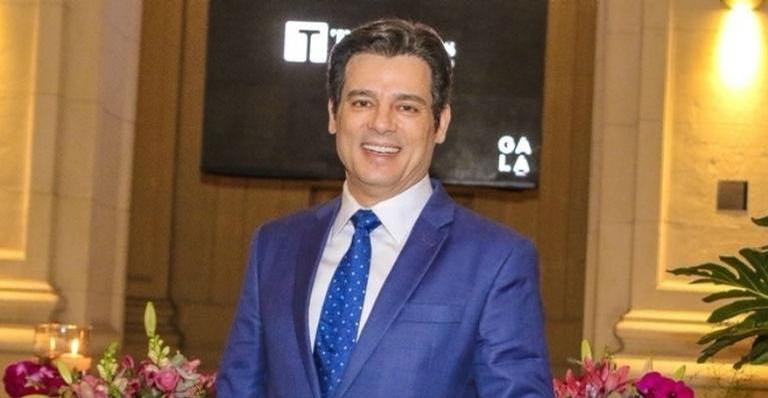 Na quarentena, Celso Portiolli surge limpando banheiro e surpreende web: ”Fazer o tempo passar”