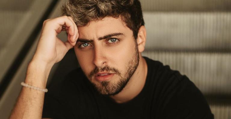 Eike Duarte tira a barba para evitar a transmissão do coronavírus: ”Bumbum de neném”