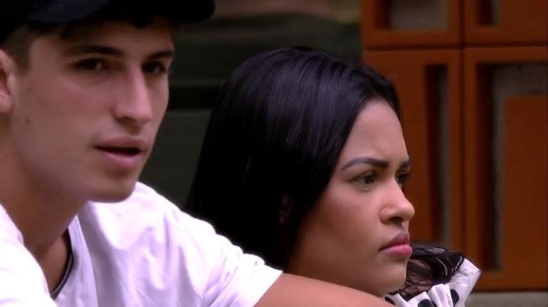 BBB 20: Flay diz para Mari que se ela voltar do paredão os participantes sofrerão consequências