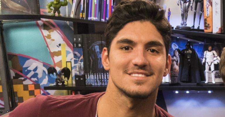 Gabriel Medina aproveita quarentena assistindo Big Brother Brasil e tocando violão