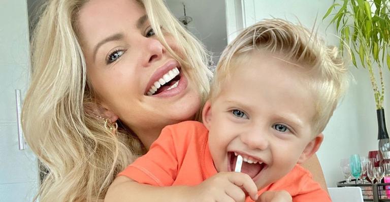 Karina Bacchi curte quarentena com o filho e cachorrinho rouba a cena na web: ”Fofura”