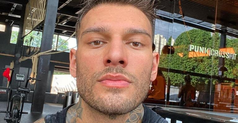 Lucas Lucco adota cachorrinho de rua e emociona seguidores