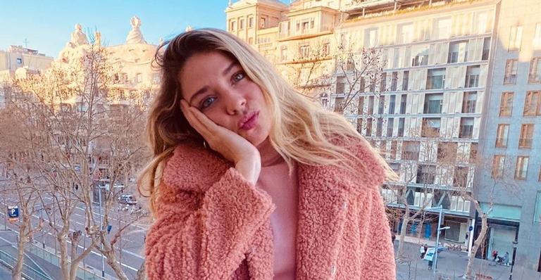 Luma Costa lamenta ausência no aniversário da mãe: ”Não vou conseguir te dar aquele abraço”