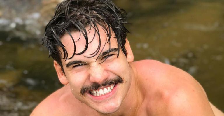 Nicolas Prattes aparece surfando e recebe elogios de fãs: “Príncipe dos mares”