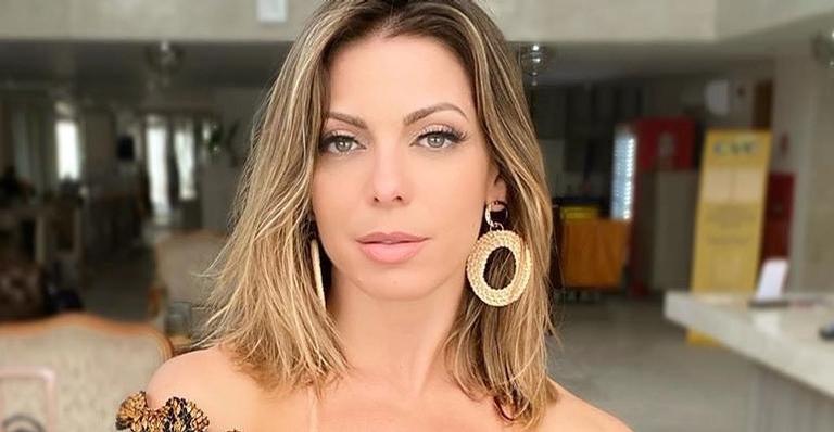 Sheila Mello é clicada de biquíni e corpo escultural rouba a cena