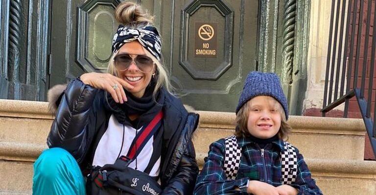 Adriane Galisteu aproveita quarentena para fazer faxina nos brinquedos do filho