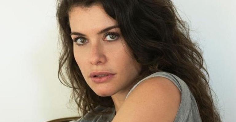 Alinne Moraes compartilha clique raro amamentando o filho e encanta web: ”Foto linda”