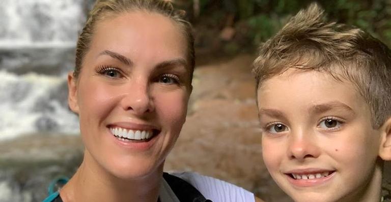 Ana Hickmann se derrete ao rever o filho após quatro dias de isolamento: ”Morrendo de saudades!”
