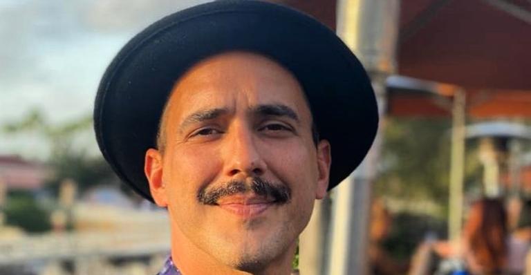 André Marques posa com cachorro e faz brincadeira: ”Alguém tá com bafo”