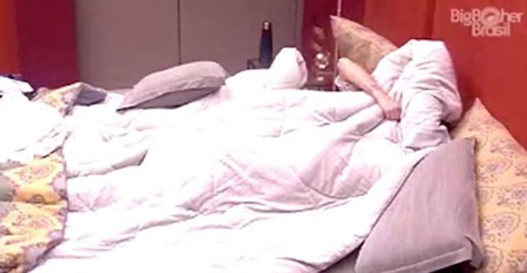 BBB20: Após eliminação de Daniel, Gizelly e Marcela trocam carícias