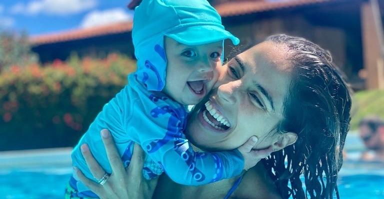 Camilla Camargo flagra Joaquim se esbaldando enquanto come brócolis e faz brincadeira nas redes