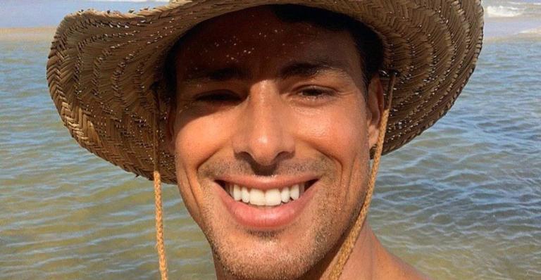 De quarentena, Cauã Reymond lava louça sem camisa e deixa seguidores babando
