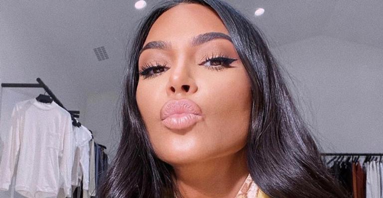 Em quarentena, Kim Kardashian posa com a família e pede dicas de atividades na web