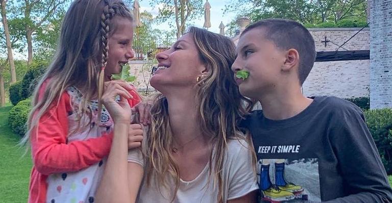 Na quarentena, Gisele Bündchen compartilha vídeo fofíssimo cantando com os filhos e emociona a web