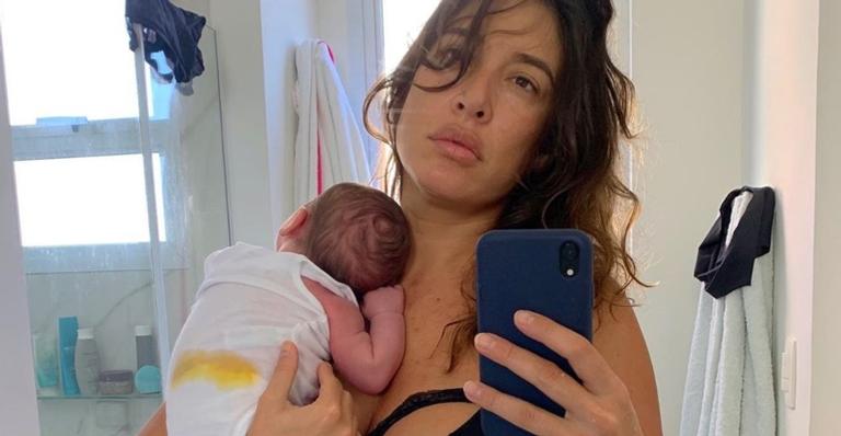 Giselle Itiê posa com o filho e desabafa sobre puerpério durante a pandemia: ”Pesadelo real”
