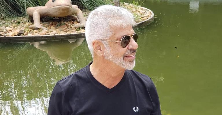 Durante a quarentena, Lulu Santos encanta ao tocar ‘Tempos Modernos’ gravado pelo marido