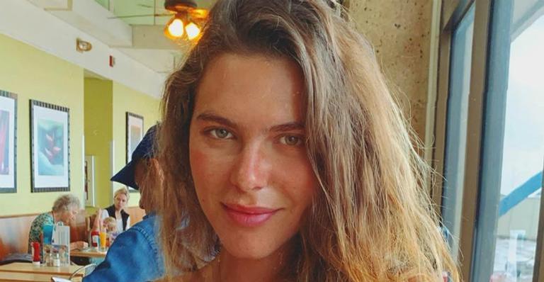 Mariana Goldfarb surge rodeada de cães e encanta a web: ”Meus protetores”