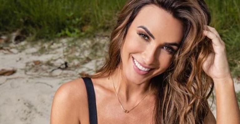 De maiô, Nicole Bahls arranca suspiros dos internautas: ”Que perfeita”