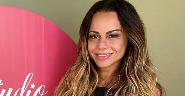 Viviane Araujo completa 45 anos durante a quarentena e recebe surpresa de aniversário em casa