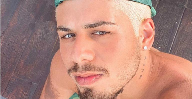 De sunga, Zé Felipe surge tomando ducha e arranca elogios de fãs: ”Muito lindo”