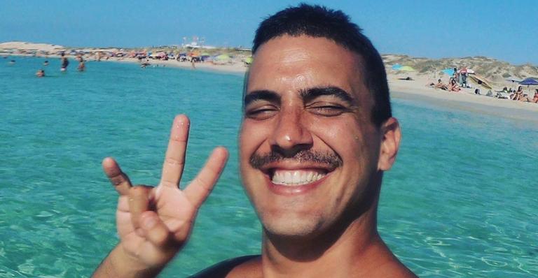 Em foto tirada pela namorada, André Marques aparece dormindo ao lado de seus cães
