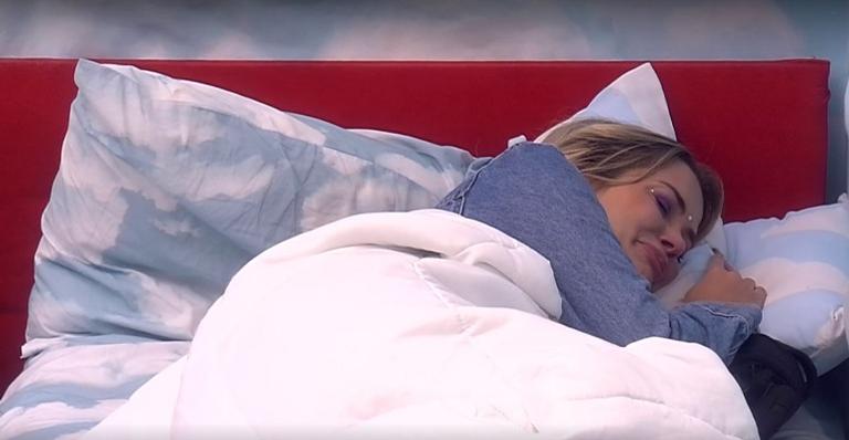 BBB20: Marcela abandona festa do líder e cai no choro no quarto céu