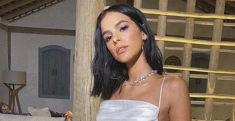 Bruna Marquezine surpreende fãs ao aparecer de pijama e cara lavada