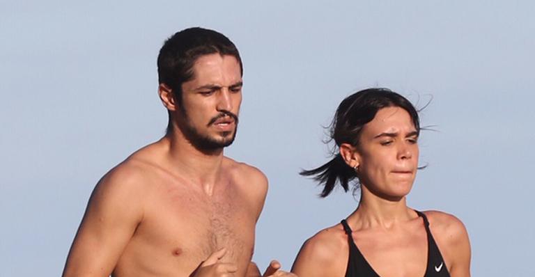 Carla Salle e Gabriel Leone ignoram quarentena e são flagrados correndo no Rio