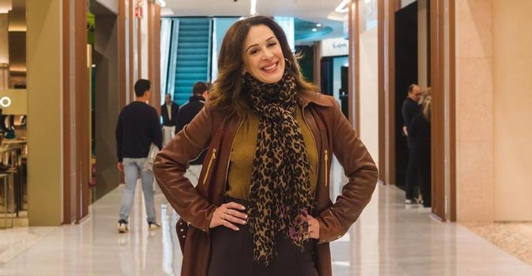 Na quarentena, Claudia Raia lê autobiografia de Rita Lee e aproveita para homenagear a cantora