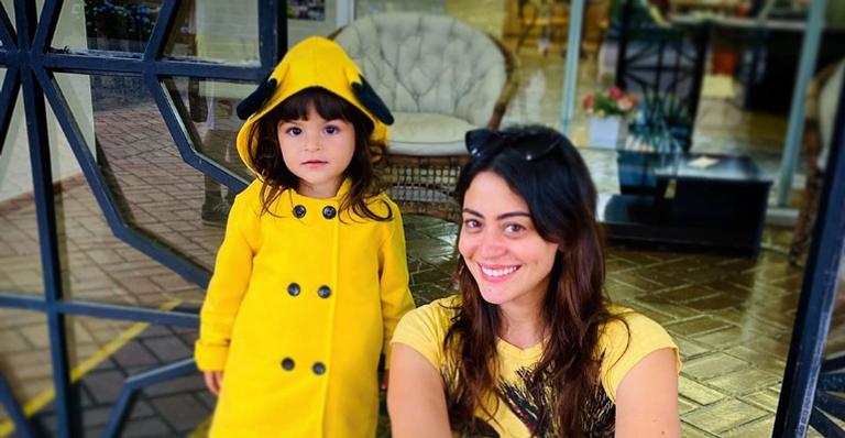 Em quarentena, Carol Castro ensina a se exercitar enquanto cuida da filha nas redes sociais
