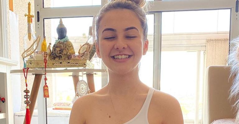 Em quarentena, Klara Castanho aproveita dias em casa para meditar