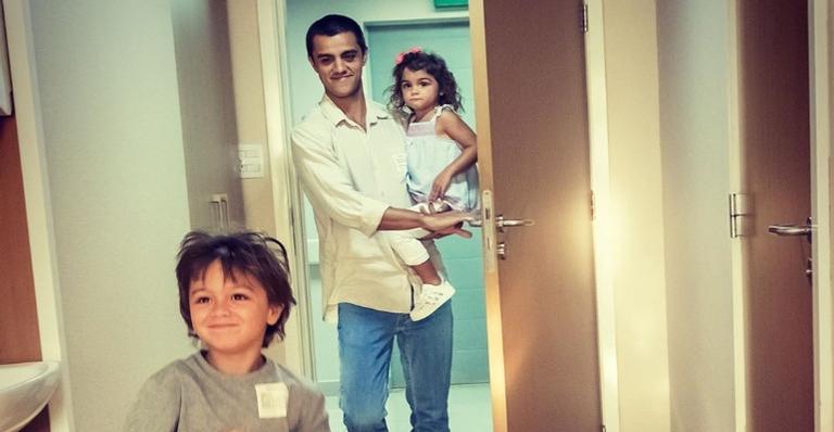 Felipe Simas faz emocionante declaração aos filhos: ”Deus concretizou os motivos do meu levantar”