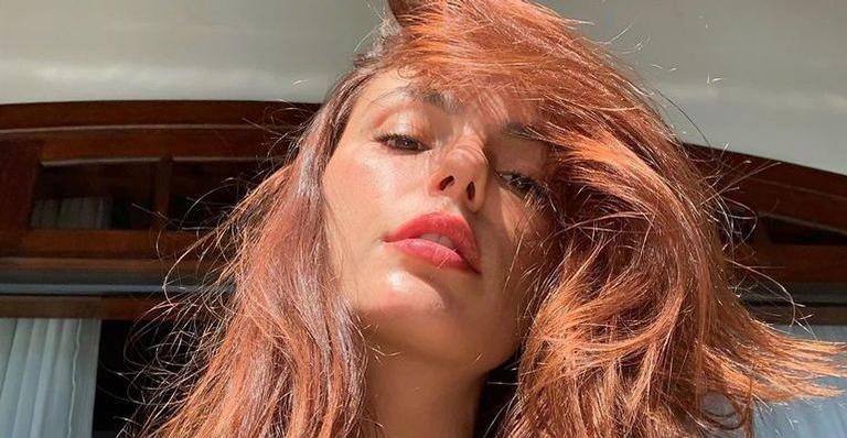 Isis Valverde impressiona com maquiagem poderosa para ficar em casa