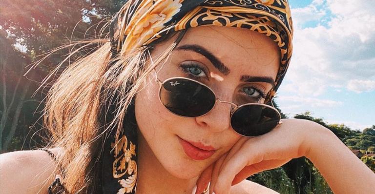 Jade Picon ostenta corpão na piscina e impressiona com barriga negativa: ”Perfeita”