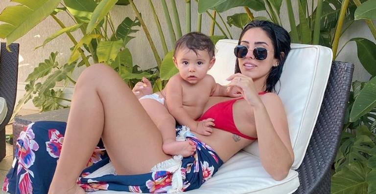 Jade Seba explode o fofurômetro com clique de Zion em seu colo e se derrete: ”Grude da mamãe”