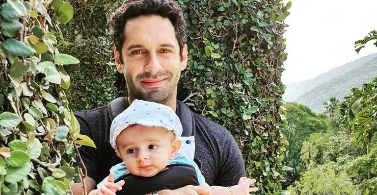 João Baldasserini encanta ao posar com o filho, Heleno, e mandar recado