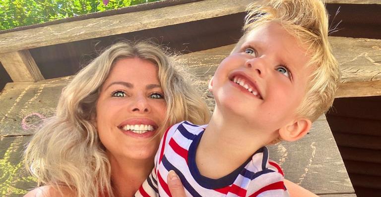 Karina Bacchi combina look com o filho e encanta web: ”Lindos”