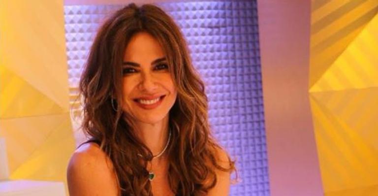 Luciana Gimenez tira a roupa e surpreende ao aparecer sem sutiã na web