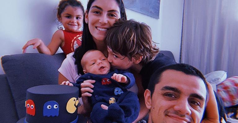Mariana Uhlmann, esposa de Felipe Simas, surge em momento fofo com o caçula e encanta web