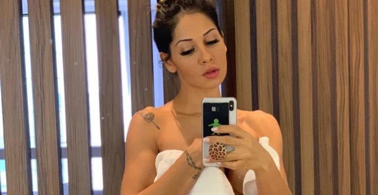 Com clique ousado, Mayra Cardi dá dica de como pegar o marido: ”Enquanto estão presos aí”