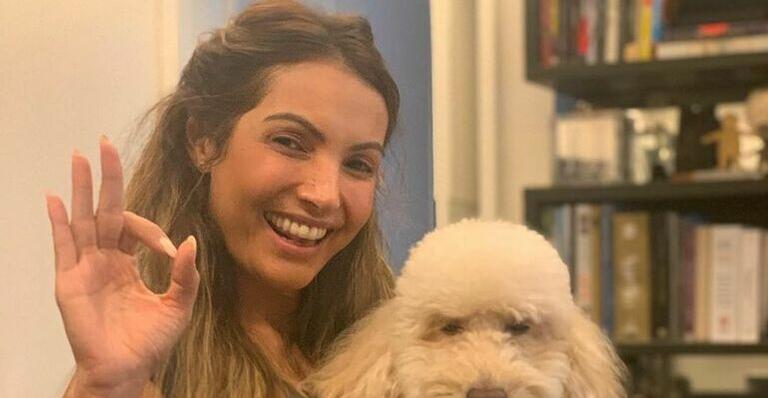 Patricia Poeta encanta com mais um treino em casa ao lado de seu cachorrinho