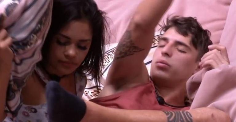 BBB20: Prior acorda com Flayslane do seu lado e dispara: ”Está querendo dormir de conchinha?”
