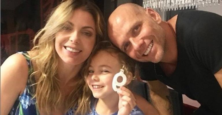 De máscara, Sheila Mello e Fernando Scherer comemoram juntos aniversário de 7 anos da filha, Brenda
