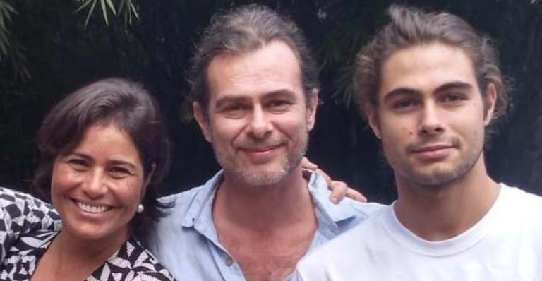 Em post de Valéria Alencar, semelhança entre Rafael Vitti e o pai chama atenção: ”É a cópia fiel”