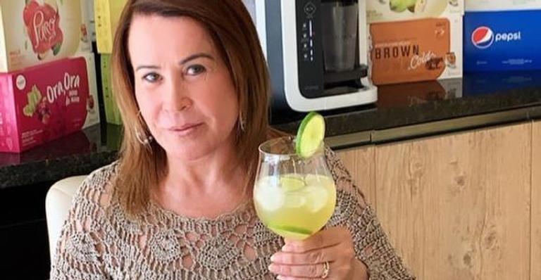 Zilu Camargo posa de costas e tamanho do bumbum impressiona na web