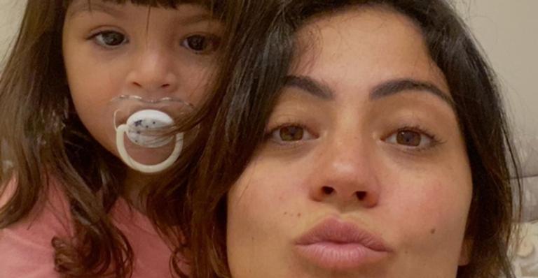 Carol Castro ensina filha a contar enquanto faz exercícios: ”Quarentena maternal”