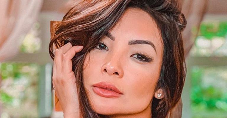 Carol Nakamura posa de lingerie branca e deixa fãs bem animados: ”Que mulher é essa?”
